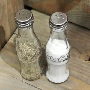Shaker Sel et Poivre en forme de bouteille de la marque Coca-Cola