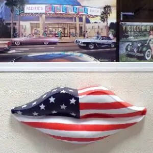 Bouche avec lèvres peintes aux couleurs du drapeau des USA en résine et fibre de verre