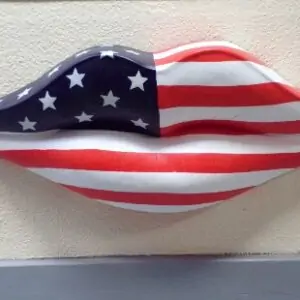 Bouche avec lèvres peintes aux couleurs du drapeau des USA en résine et fibre de verre