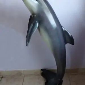 Moulage résine d'un élégant dauphin en train de bondir hors de l'eau