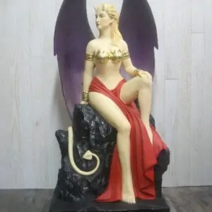 Statue d'une Diablesse sexy assise