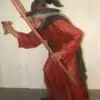 Statue d'une sorcière avec bâton et potion magique
