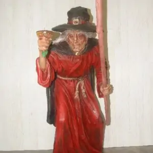 Statue d'une sorcière avec bâton et potion magique