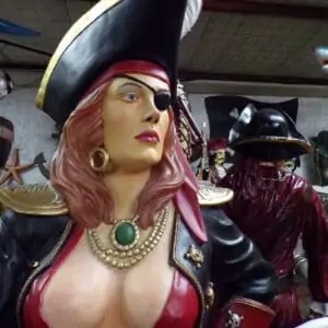 Femme Pirate avec pistolet et bandeau à l'oeil
