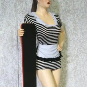 Statue Serveuse avec une petite robe en tissu tenant une ardoise porte-menu