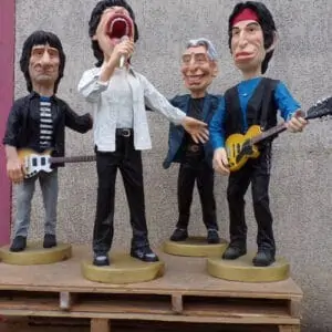 Groupe de rock avec 4 statues, hauteur environ 1,40m, vendues séparemment.