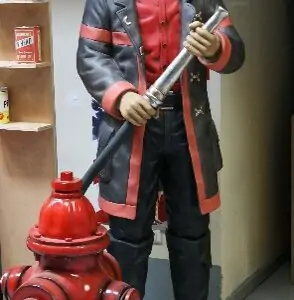 Statue de Pompier Américain avec son casque et sa lance à incendie