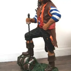 Pirate avec le pied sur un tonneau et cordages du bateau