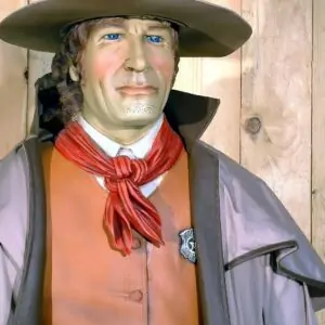 Statue de Cowboy Ranger avec son manteau
