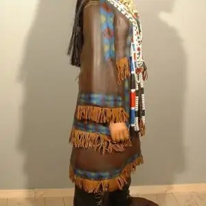 Indienne en tenue traditionnelle des tribus amérindiennes