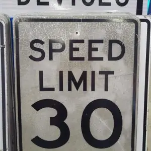panneau routier americain de limitation de vitesse speed limit 30 cracked 76x61cm
