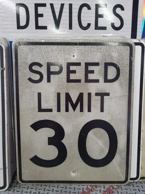 panneau routier americain de limitation de vitesse speed limit 30 cracked 76x61cm