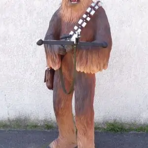 Statue de Chewbacca Le guerrier rebelle tenant une arbalète