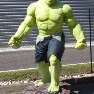 Statue de Hulk poings serrés et grimaçant.