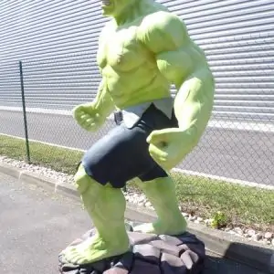 Statue de Hulk poings serrés et grimaçant.