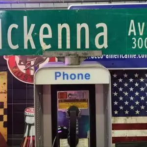 panneaux verts des rues américaines 90.5x23cm mckenna ave 300