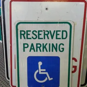 panneau de signalisation routiere americain reserved parking handicape 61x46cm