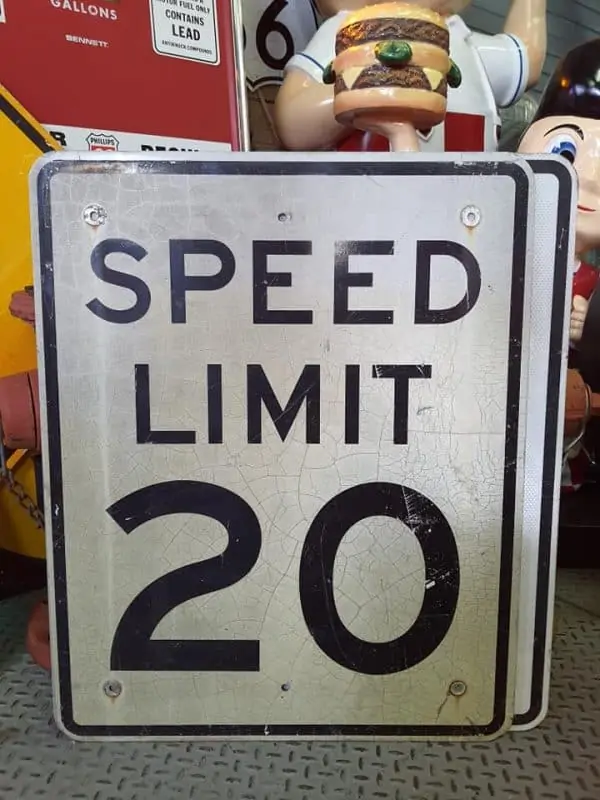 panneau routier americain de limitation de vitesse speed limit 20 cracked 76x61cm