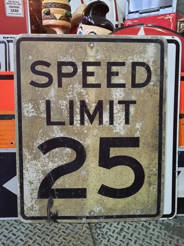 panneau routier americain de limitation de vitesse speed limit 25 cracked 76x61cm