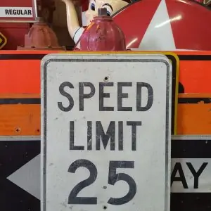 panneau routier americain de limitation de vitesse speed limit 25cracked 46x61cm