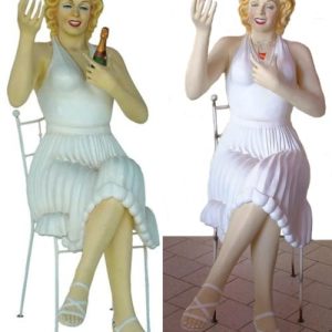 marilyn assise sur une chaise
