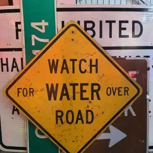 panneau de signalisation routiere americain watch for water over road 91x91cm