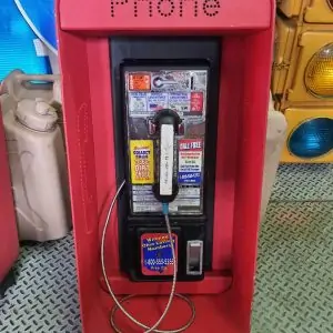 cabine payphone americain a fixer au mur rouge
