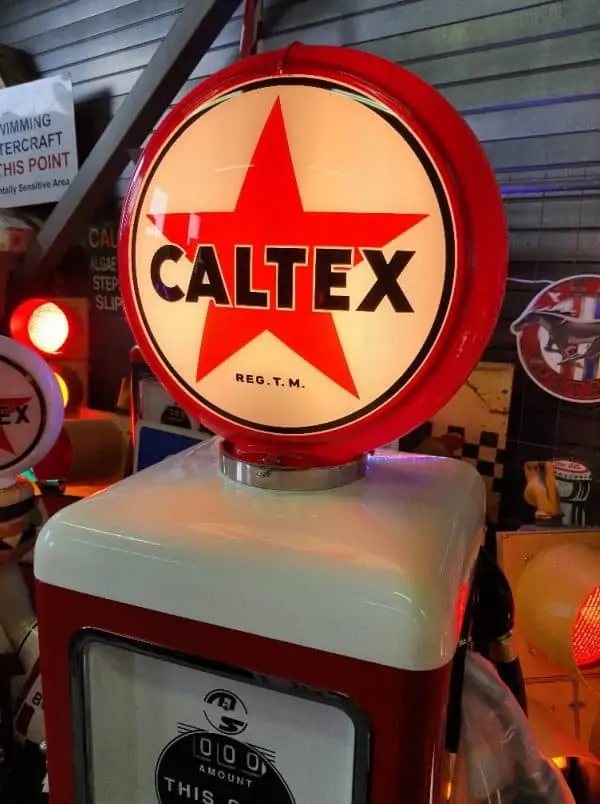 pompe a essence logotisee a la marque caltex texaco red 2
