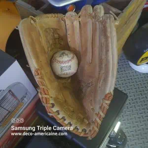 gant de baseball vintage en cuir avec sa balle "officielle" (copie)