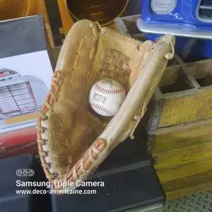 gant de baseball vintage en cuir avec sa balle "officielle" (copie)