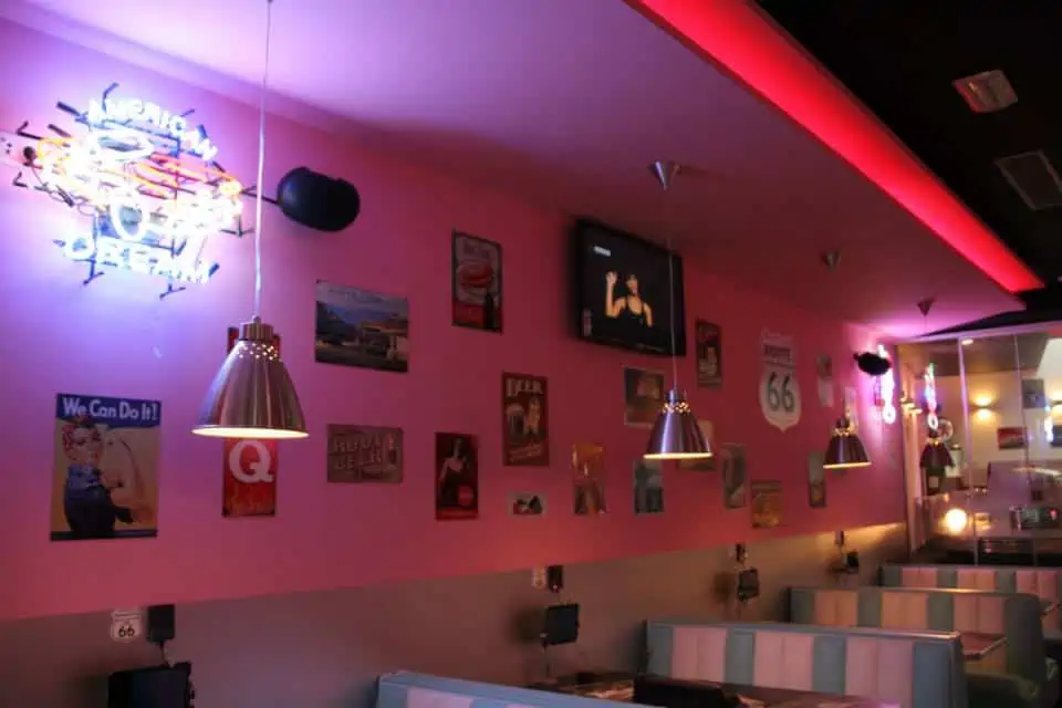 restaurant americain avec neon publicitaire de decoration americaine murale.jpg