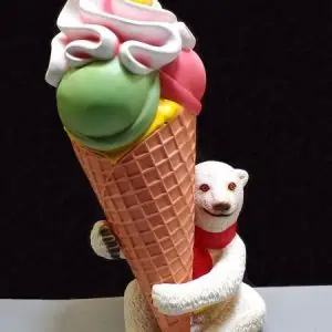 restaurant statue petit ours blanc assis mangeant une glace (copie)