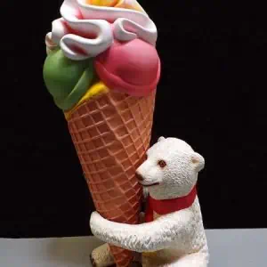 restaurant statue petit ours blanc assis mangeant une glace (copie)