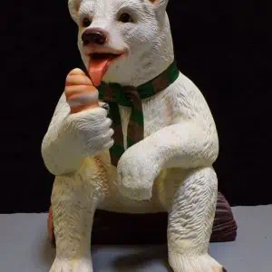 restaurant statue petit ours blanc assis mangeant une glace