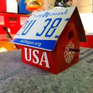 cabane à oiseaux avec plaque d'immatriculation américaine firefighters california (copie)