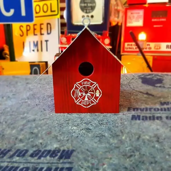 cabane à oiseaux avec plaque d'immatriculation américaine firefighters wisconsin (copie)