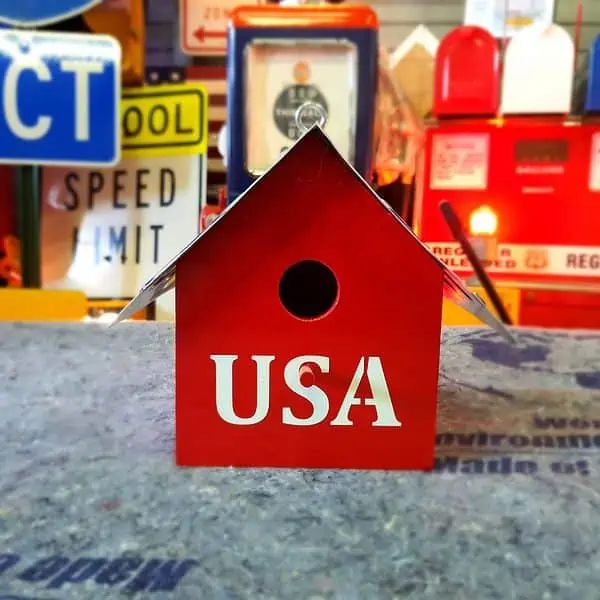 cabane à oiseaux avec plaque d'immatriculation américaine american flag