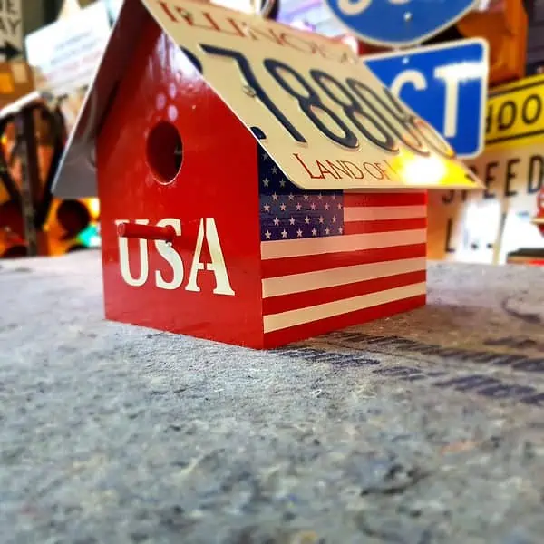 cabane à oiseaux avec plaque d'immatriculation américaine american flag