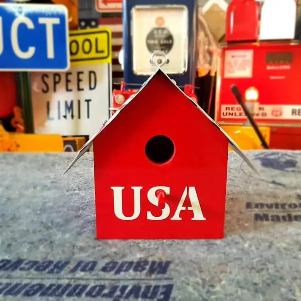 cabane à oiseaux avec plaque d'immatriculation américaine american flag (copie)