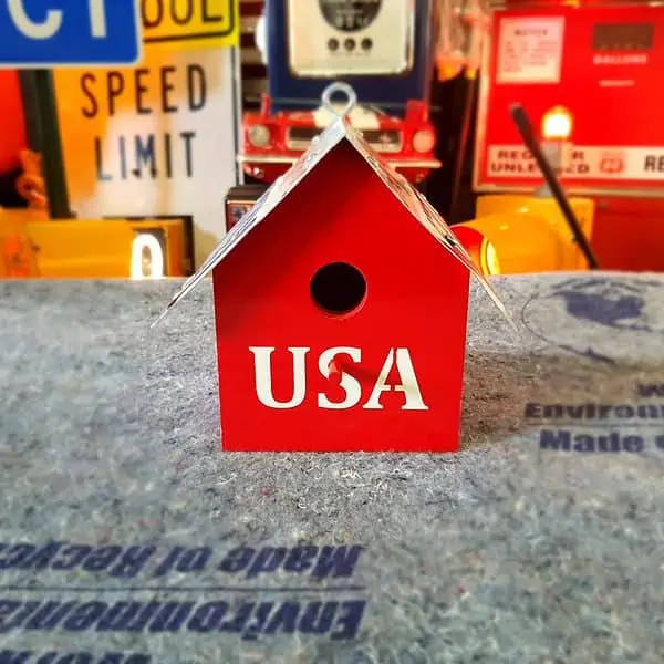 cabane à oiseaux avec plaque d'immatriculation américaine american flag massachusetts (copie)