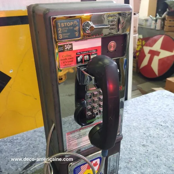 téléphone payphone américain de rue avec monnayeur et stickers