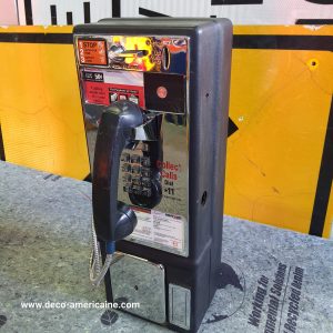 téléphone payphone américain de rue avec monnayeur et stickers q