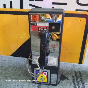 téléphone payphone américain de rue avec monnayeur et stickers