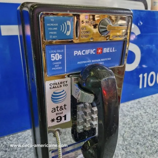 téléphone payphone américain de rue avec monnayeur et stickers (copie)