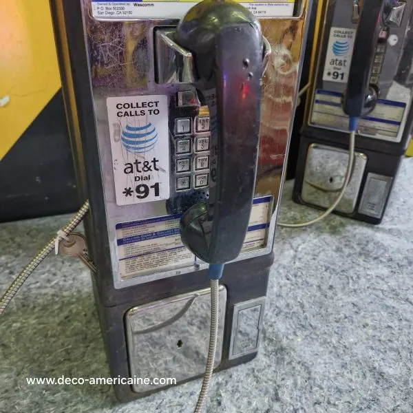 téléphone payphone américain de rue avec monnayeur et stickers (copie)